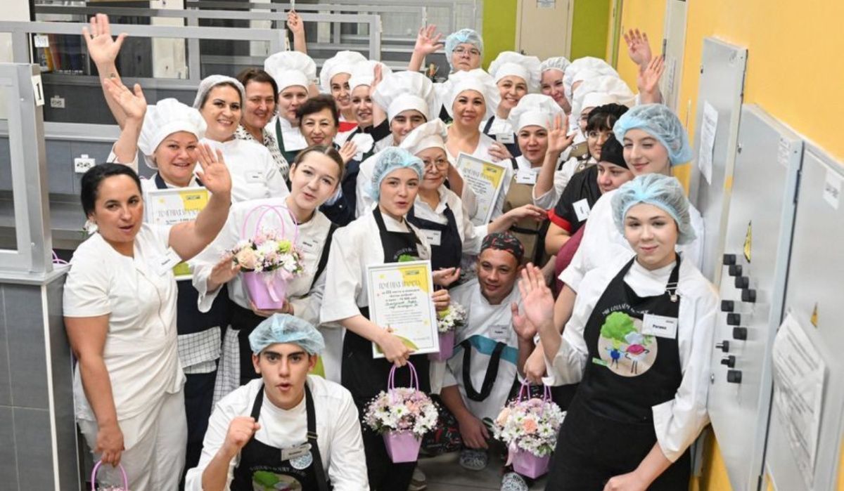 В Казани выбрали лучших поваров школьных столовых на конкурсе «Битва шефов» В Казани выбрали лучших поваров школьных столовых на конкурсе «Битва шефов»