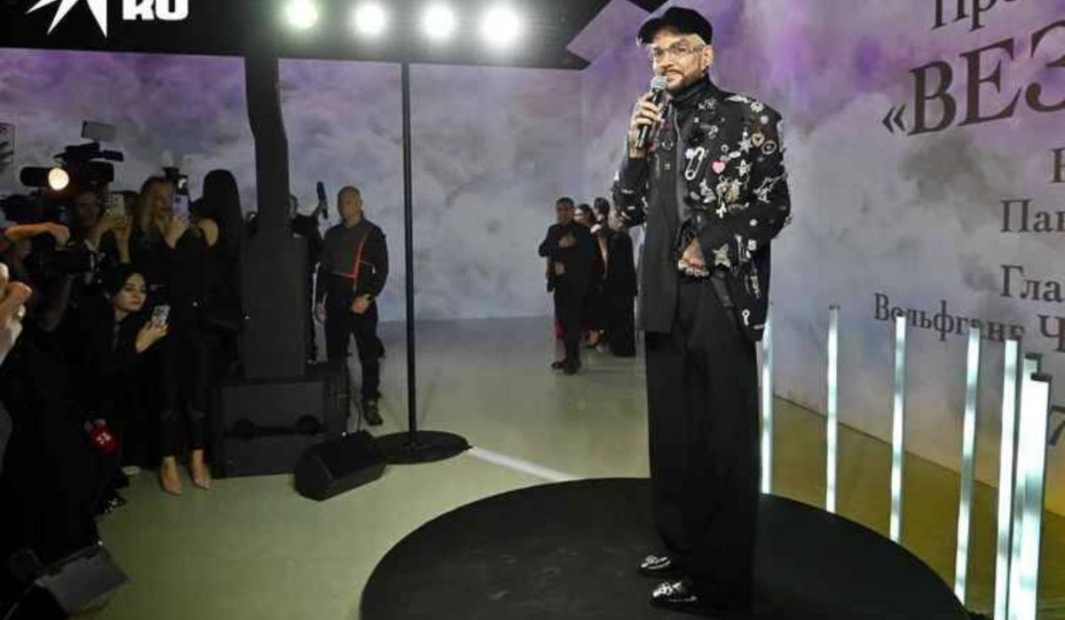 Помощница Киркорова прокомментировала слухи о некрозе кожи после ожога у певца