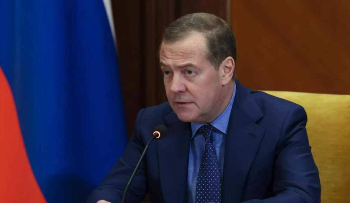 Медведев посоветовал &quot;никак&quot; не реагировать на заявления Трампа по поводу поставок оружия