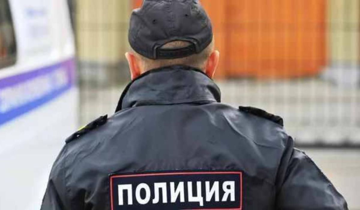 Дети, проживающие с отцом в подвале одного из домов Петербурга, доставлены в больницу