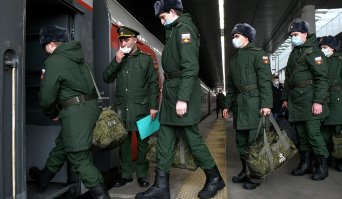 Госдума одобрила в первом чтении законопроект о круглогодичном призыве в армию