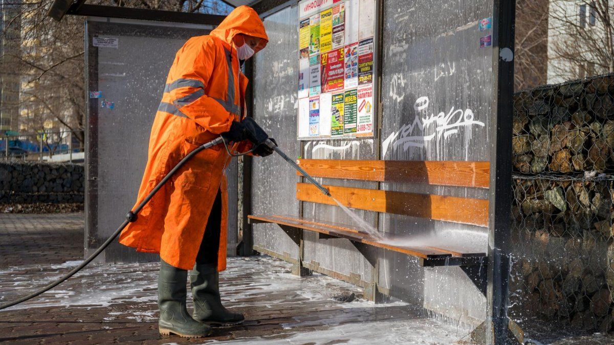 В Воронеже начали дезинфицировать остановки, переходы и парковки