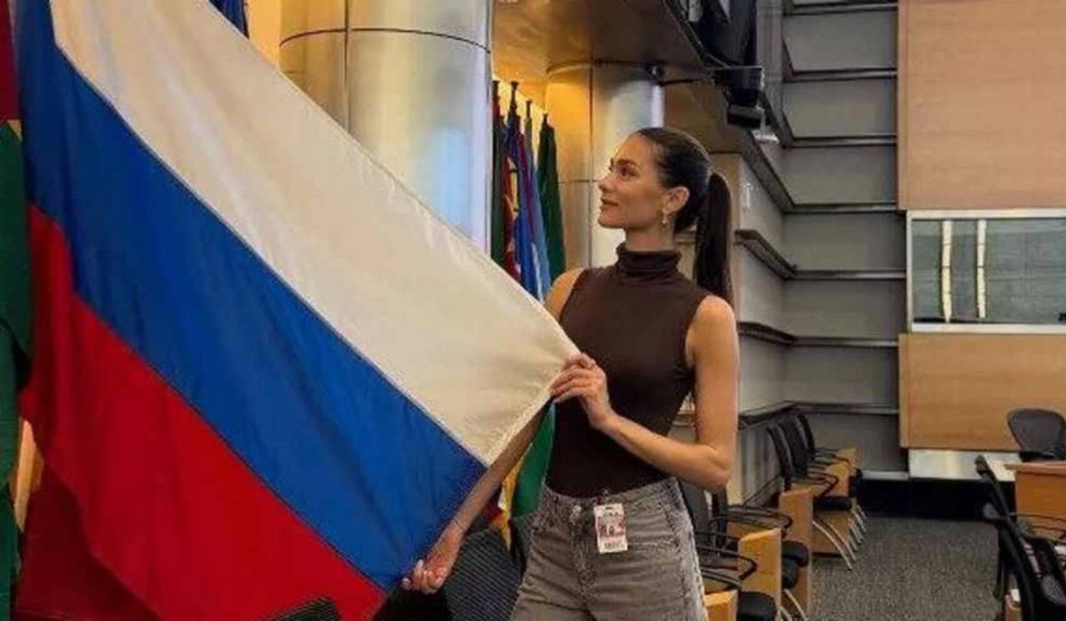 Жена Овечкина сфотографировалась с российским флагом в центре Вашингтона