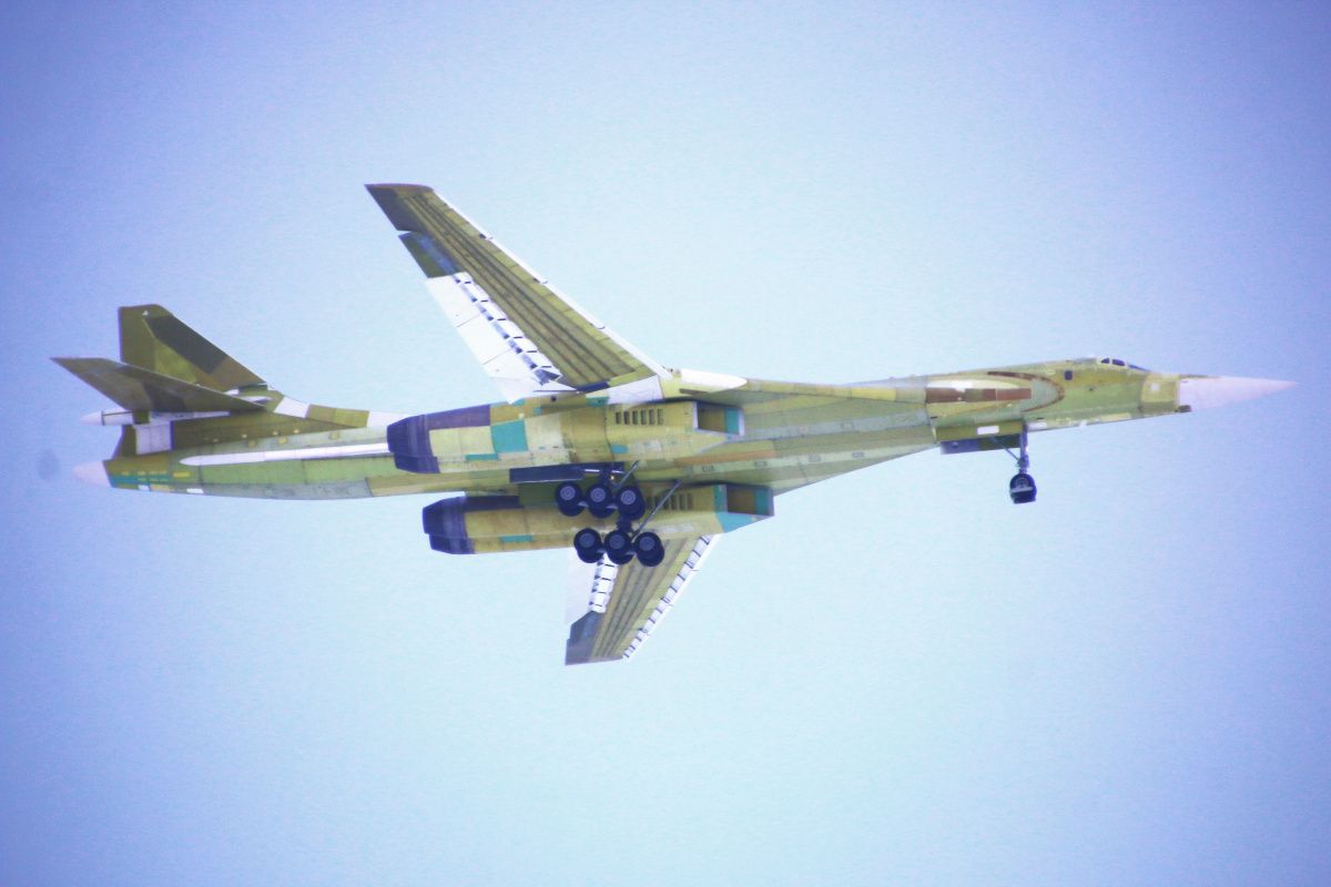 В Казани с аэродрома совершил полет новый ракетоносец Ту-160М