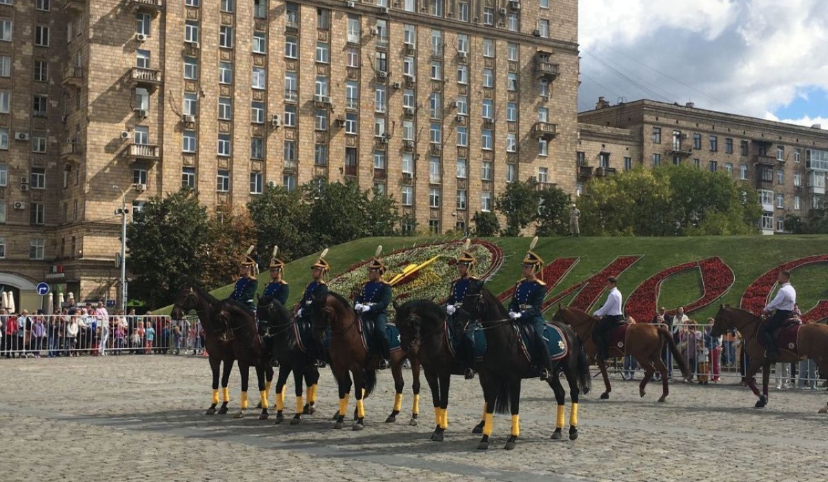 Кремлевская школа верховой езды готовится к выступлению у Музея Победы