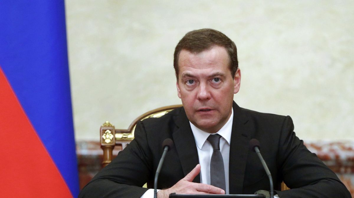 Медведев призвал взрывать дома руководителей Украины и их родных