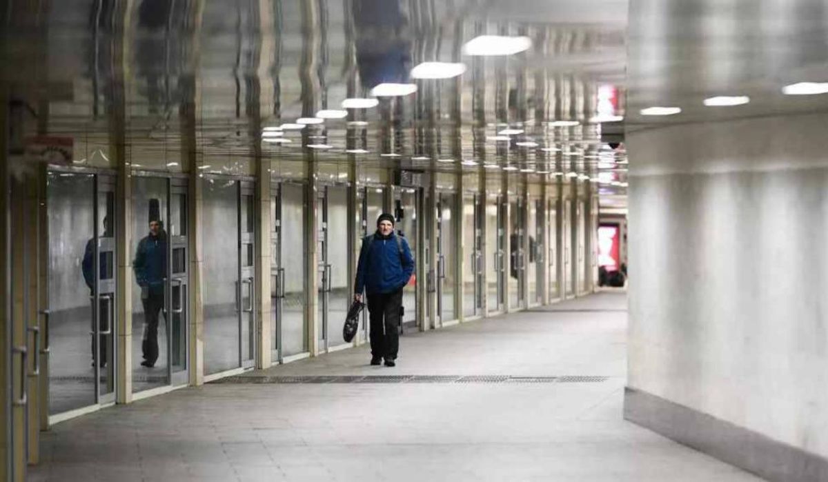 В Петербурге могут запретить торговлю в 100 метрах от станций метро