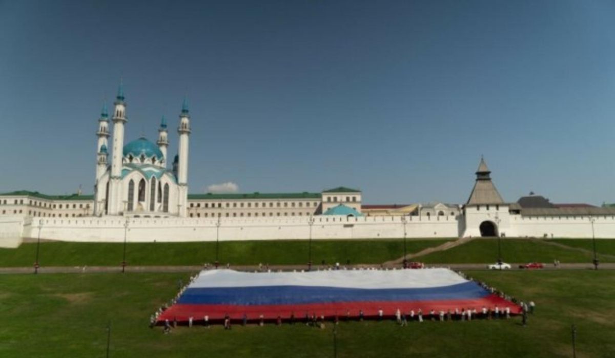 В Казани развернули самый большой флаг России в ПФО