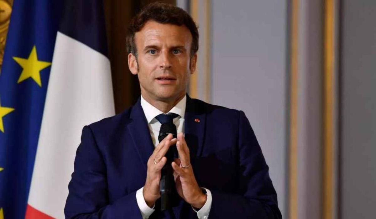 Французы продолжают троллить Макрона после пощёчины от жены