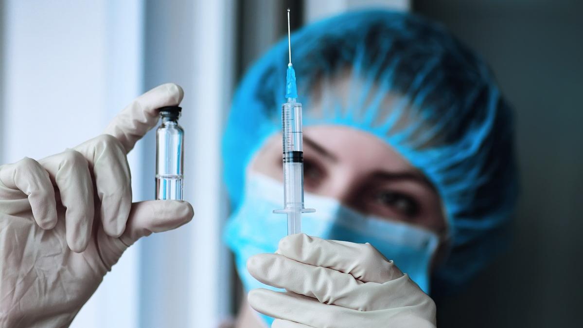 Рустам Минниханов поручил ежедневно вакцинировать от COVID-19 по 10 тысяч человек