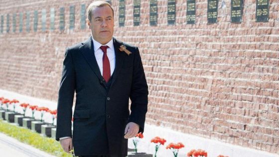 Медведев необычно поздравил россиян с Днём Победы