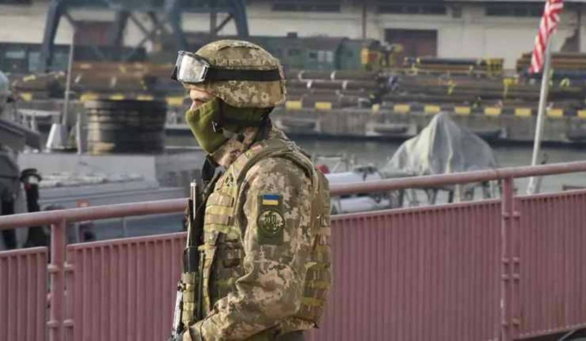 Уплывший на лодке к российским военным, одессит, призвал украинцев бежать