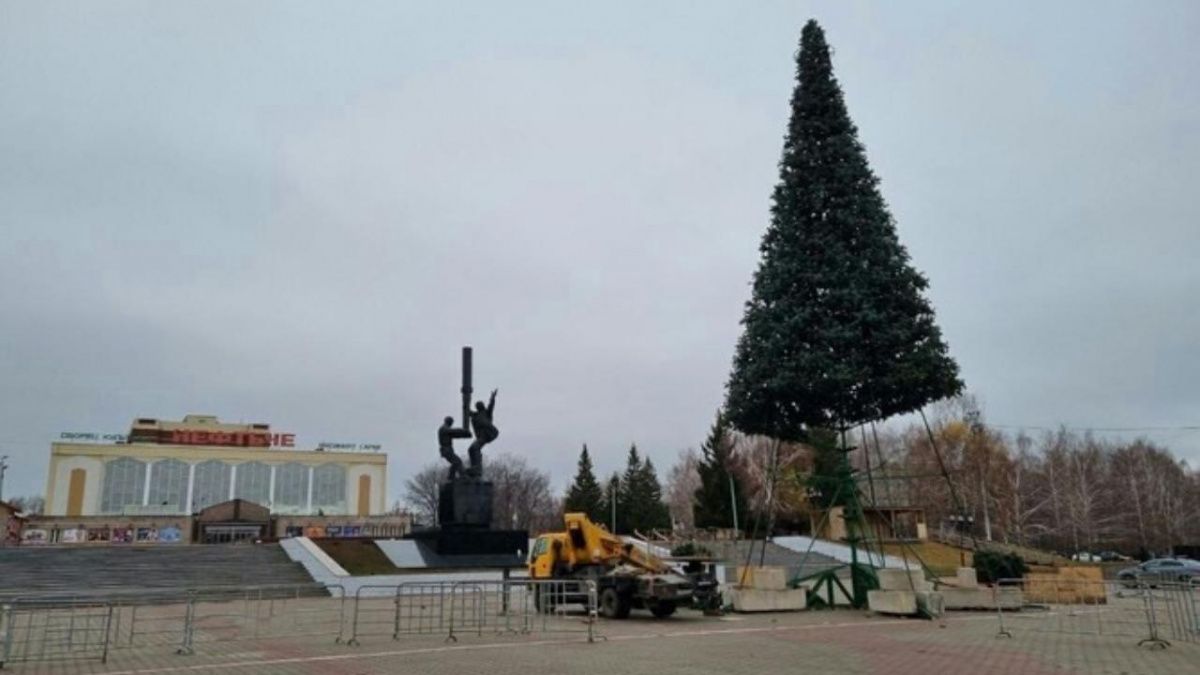 Новогоднюю ёлку установили в Альметьевске