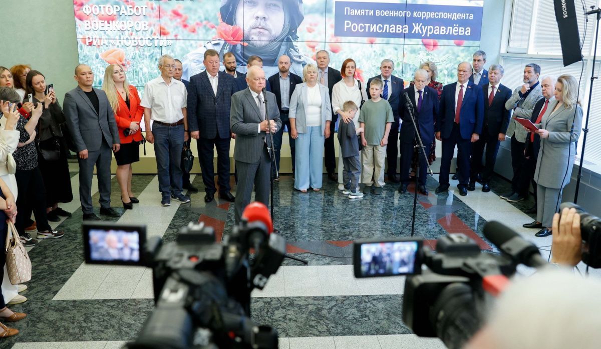 В Госдуме стартовала фотовыставка военных корреспондентов «Дорогами СВО»