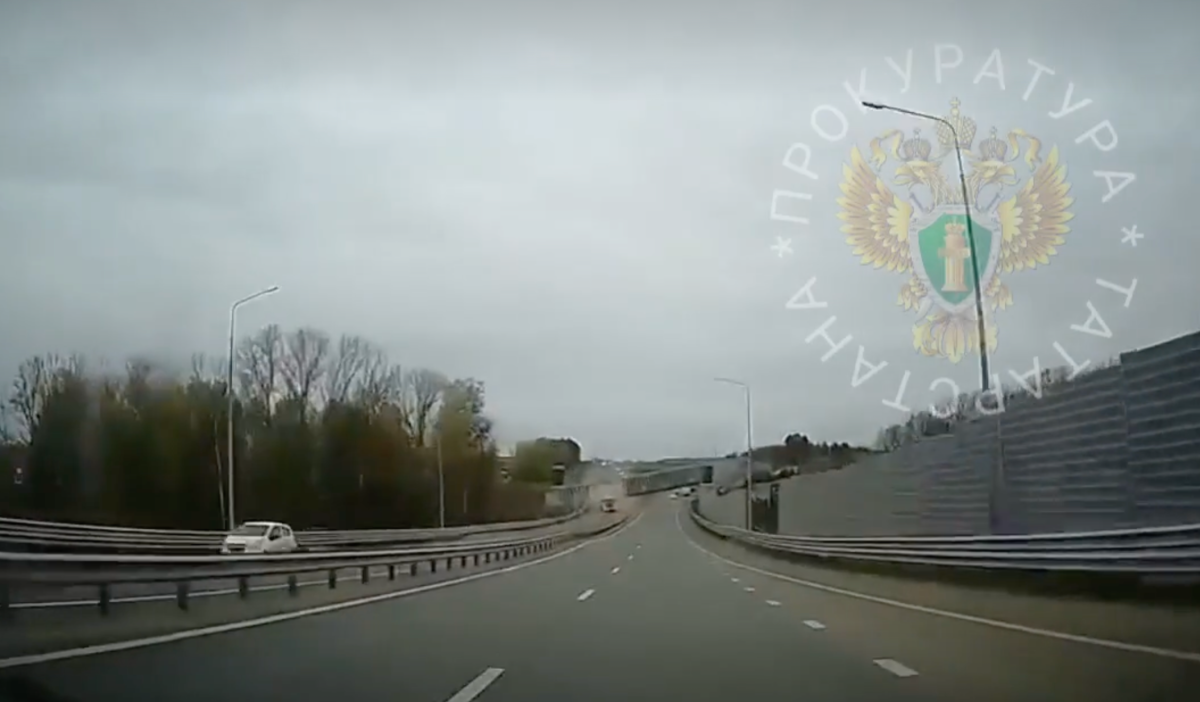 В Татарстане на трассе обрушился надземный переход, пострадали два человека