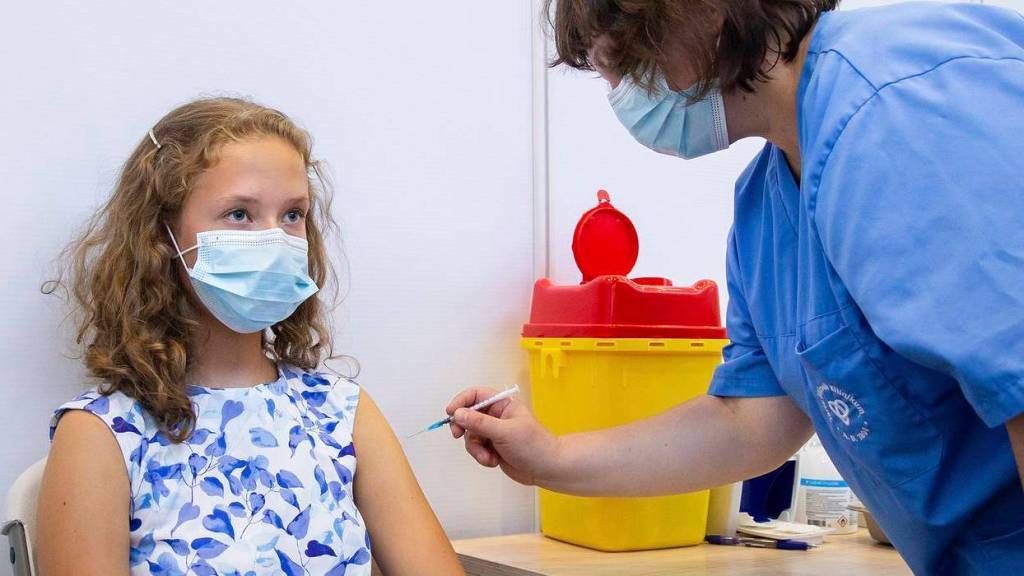 Названо число проходящих вакцинацию от коронавируса питерских подростков