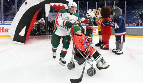 В Казани дети с нарушениями двигательных функций сыграли на льду вместе с хоккеистами КХЛ