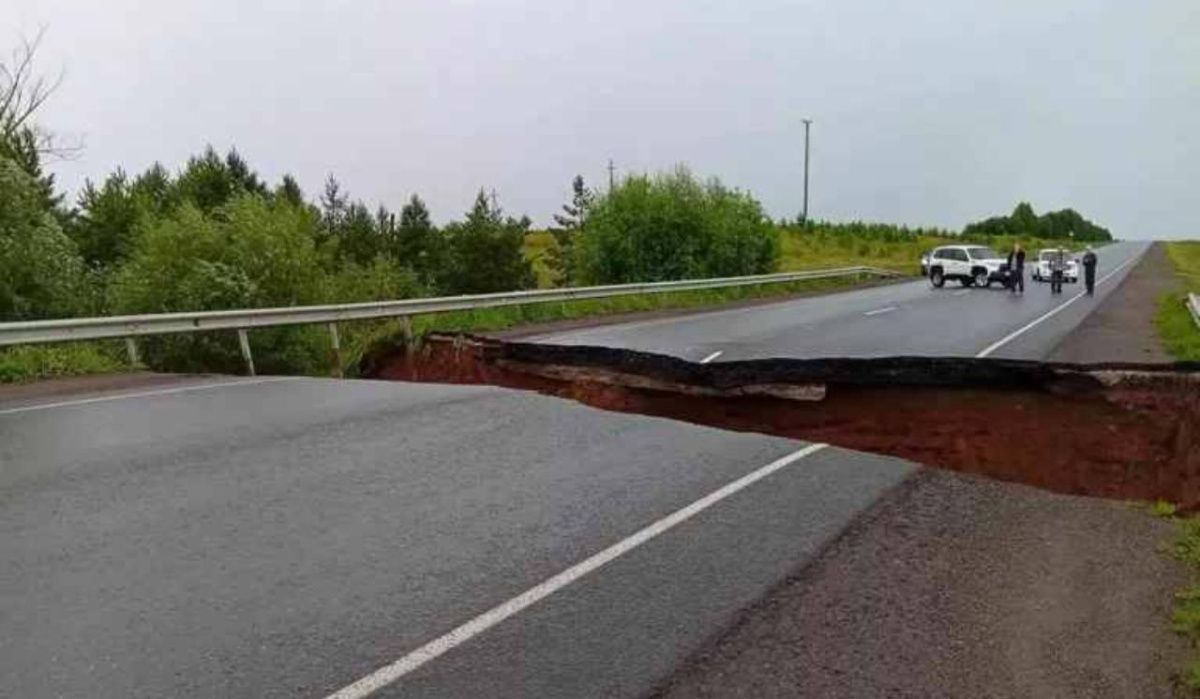 Участок автодороги обрушился в Татарстане из-за дождей