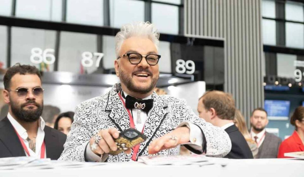 Киркоров получил ожог на концерте в Петербурге из-за возгорания костюма