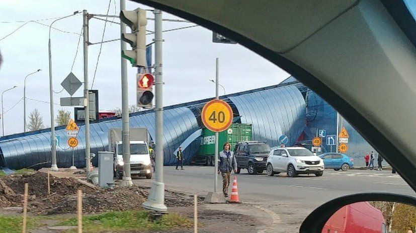 Видео обрушения пешеходного моста на трасе в Ленобласти