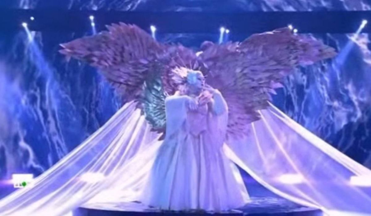 Сергей Лазарев не смог сдержать слёз, услышав мамин голос в шоу &quot;Маска&quot;