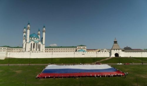 В Казани развернули самый большой флаг России в ПФО