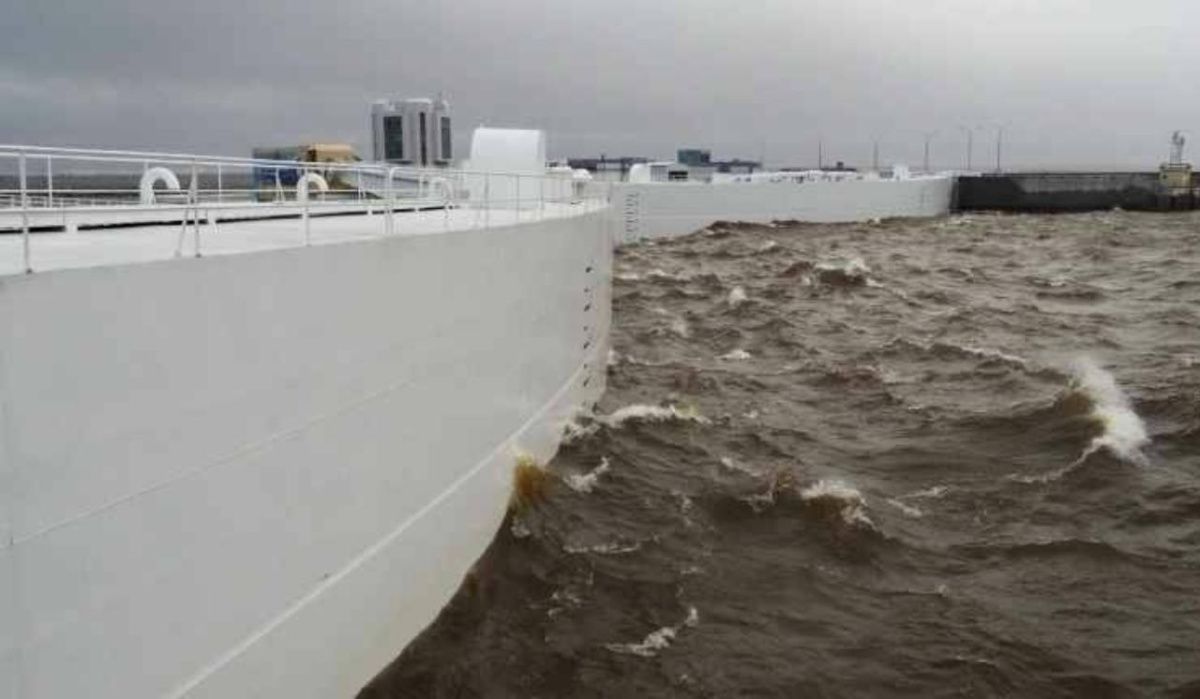 Петербургскую дамбу перевели в режим повышенной готовности