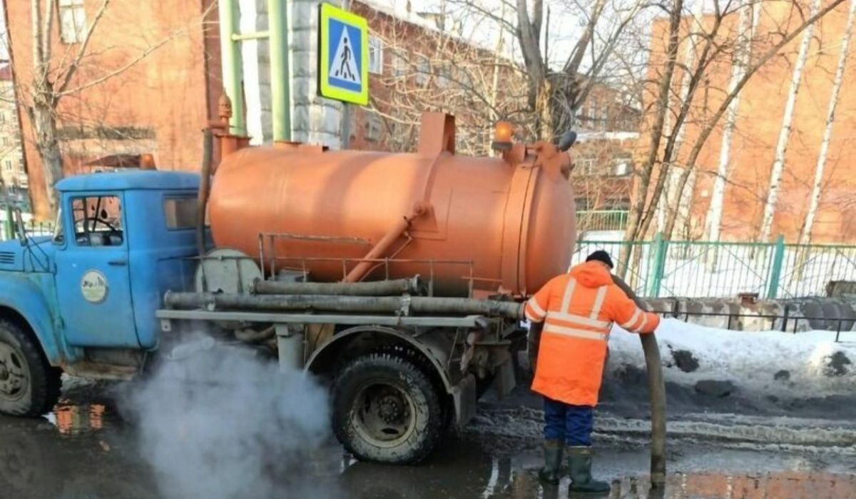 В Омске с паводком приходится бороться круглосуточно 