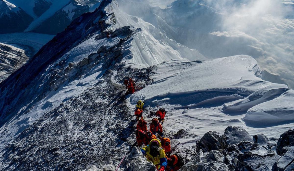 Тысяча туристов оказались в ловушке на Эвересте из-за внезапной снежной бури