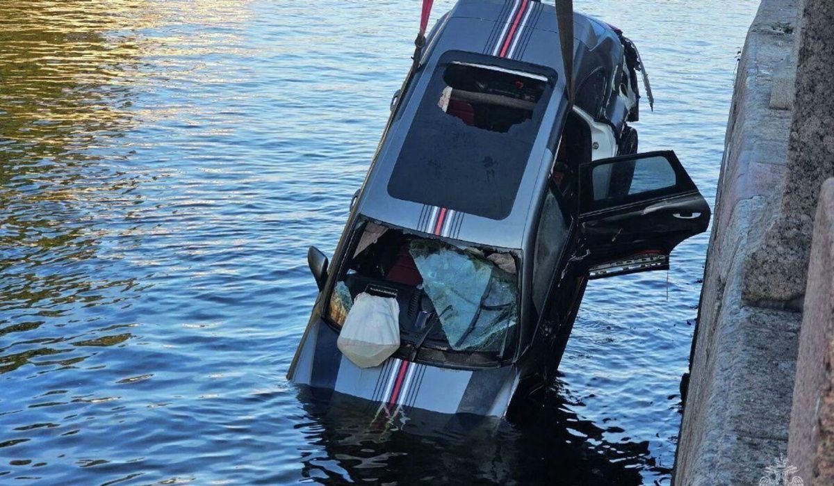 В Петербурге арестован водитель Porsche после падения в реку