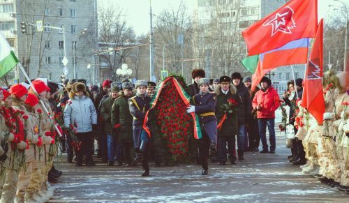 В Казани возложили цветы у колоннады Мемориала Славы