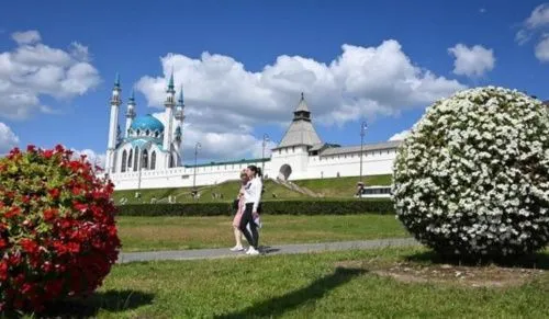 Администрация Казани объяснила, почему запрещено лежать на газонах возле Кремля 