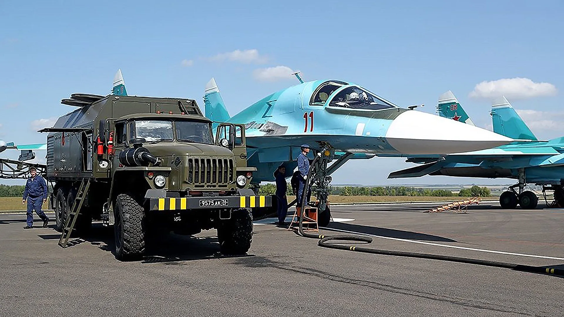 В Татарстане на автотрассу совершили посадку 14 военных самолётов