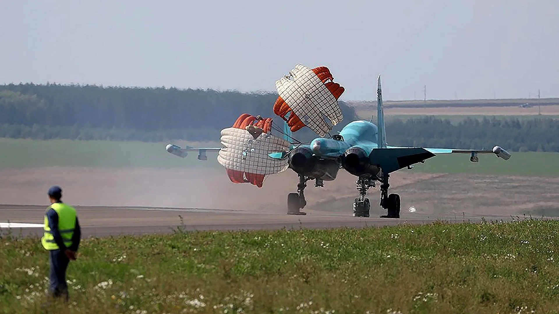 В Татарстане на автотрассу совершили посадку 14 военных самолётов